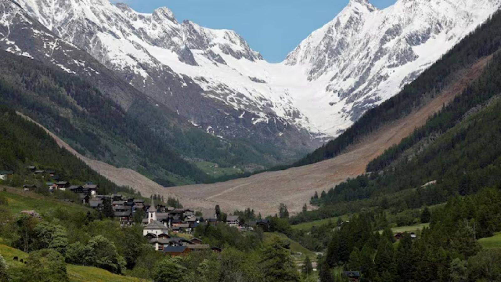 आखिरकार, वजन के दवाब के कारण ग्लेशियर हिलने लगा। हाल के हफ्तों में यह हलचल तेजी से बढ़ी। अधिकारियों ने आने वाले खतरे को भांपते हुए, ढहने से कुछ दिन पहले ही ब्लैटन गांव और आसपास के इलाकों को खाली करा दिया था। (फोटो: रॉयटर्स) 