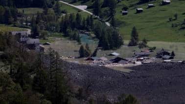 स्विस सेना पानी के पंप और ड्रिलिंग मशीनों सहित भारी उपकरणों के साथ तैयार थी, ताकि दुर्घटना के बाद तुरंत राहत और बचावकार्य शुरू किया जा सके। हालांकि, भूभाग अत्यधिक अस्थिर बना हुआ है, जिससे तत्काल राहत प्रयासों में बाधा आ रही है। (फोटो: रॉयटर्स)