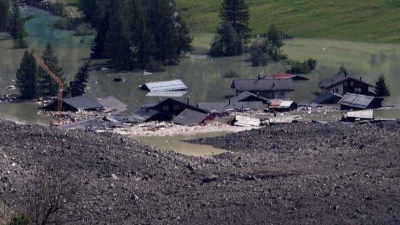 बचाव दल भूस्खलन के दौरान लापता हुए 64 वर्षीय व्यक्ति की तलाश कर रहे हैं। लेकिन गुरुवार दोपहर तक मलबे की अस्थिरता और चट्टानों के गिरने के खतरे के कारण सर्च अभियान को रोक दिया गया। (फोटो: रॉयटर्स)