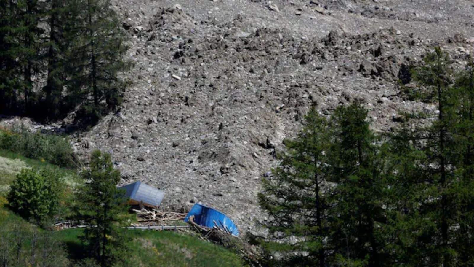 इस आपदा ने ब्लाटेन के निवासियों को झकझोर कर रख दिया है। वैज्ञानिकों का मानना ​​है कि यह घटना आल्प्स और अन्य पर्वतीय क्षेत्रों में ग्लेशियर अस्थिरता को बढ़ाने वाले जलवायु परिवर्तन के प्रभावों का एक स्पष्ट उदाहरण हो सकती है। (फोटो: रॉयटर्स) 