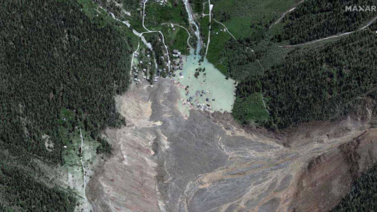 हाल के वर्षों में, गिरते मलबे ने ग्लेशियर को ढक दिया था, जिससे सतह पिघलने की गति धीमी हो गई थी, लेकिन भारी दबाव बढ़ गया था। इसकी वजह से बर्च ग्लेशियर के ऊपर की चट्टान धीरे-धीरे पहाड़ की पर्माफ्रॉस्ट पिघलने के कारण अस्थिर हो गई थी। (फोटो: रॉयटर्स) 