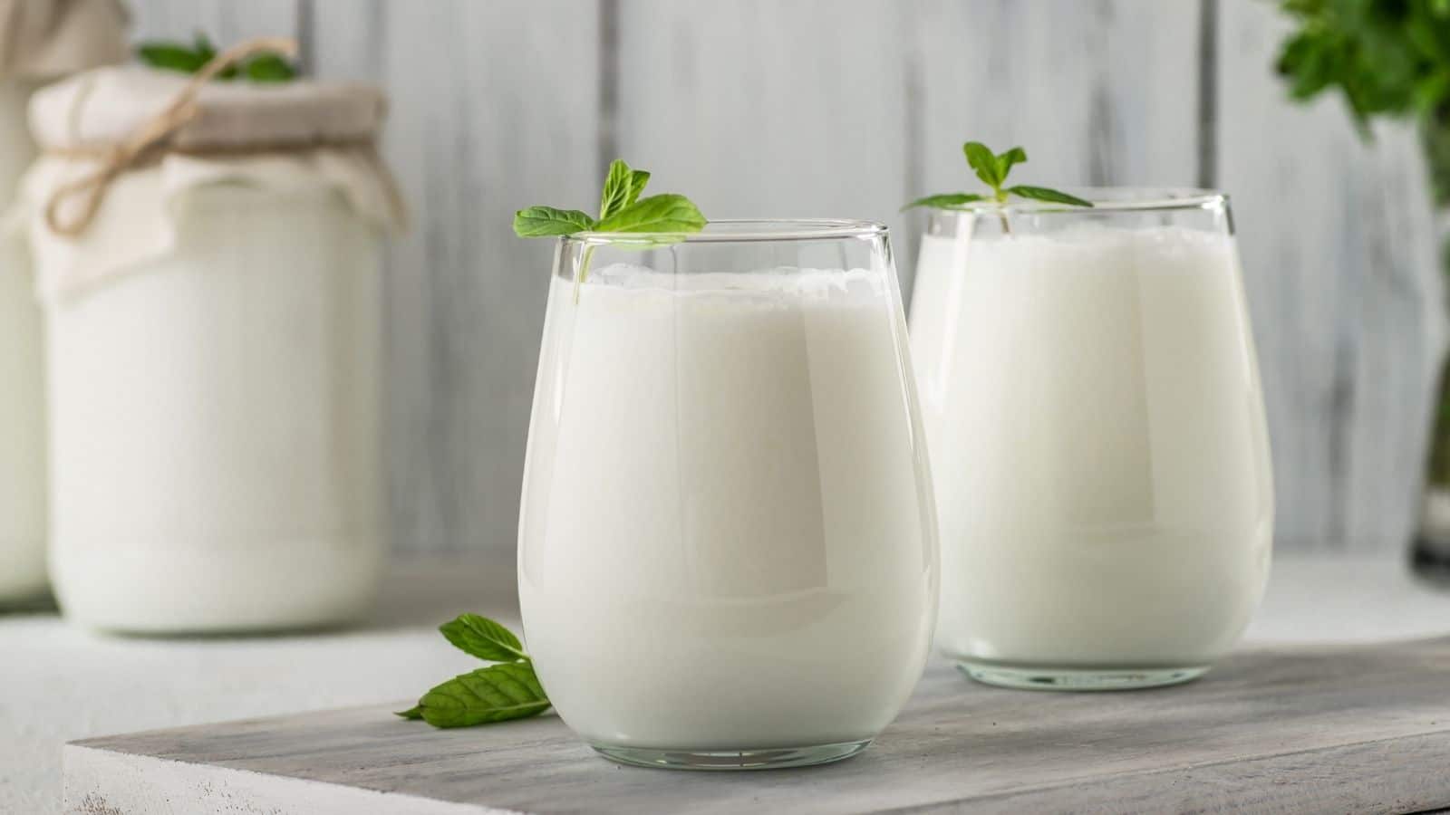 Buttermilk: सेहत के लिए वरदान है ये सफेद ड्रिंक, जानिए इसके फायदे और सेवन का सही तरीका