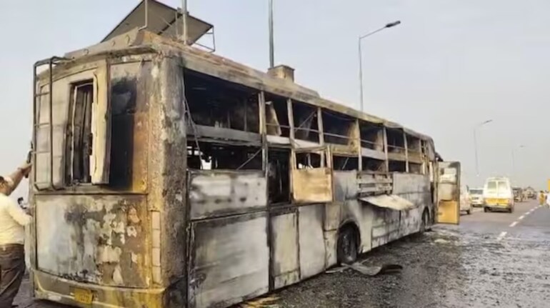 Bus Accident: बिहार से दिल्ली जा रही स्लीपर बस बनी आग का गोला, 2 बच्चों  सहित 5 की मौत - bihar to delhi sleeper bus catches fire in lucknow 5 killed  including