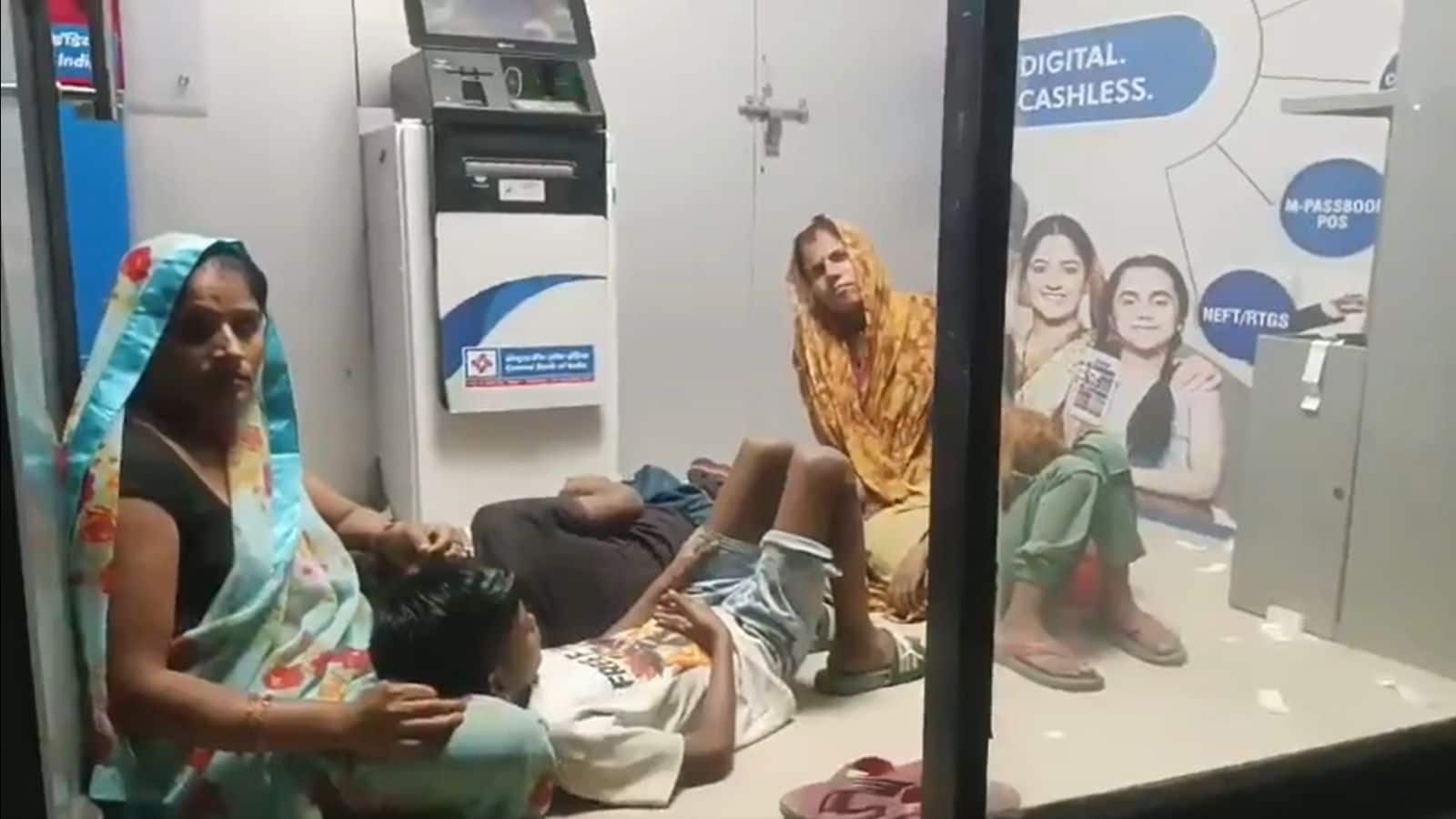 गर्मी से राहत पाने को बच्चों के साथ ATM में सोने को मजबूर! UP के झांसी में बिजली कटौती और हीटवेव की दोहरी मार झेल रहे लोग