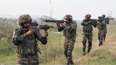 जम्मू-कश्मीर में अंतरराष्ट्रीय सीमा और नियंत्रण रेखा के पास ड्रोन गतिविधि में तेजी देखी जा रही है।