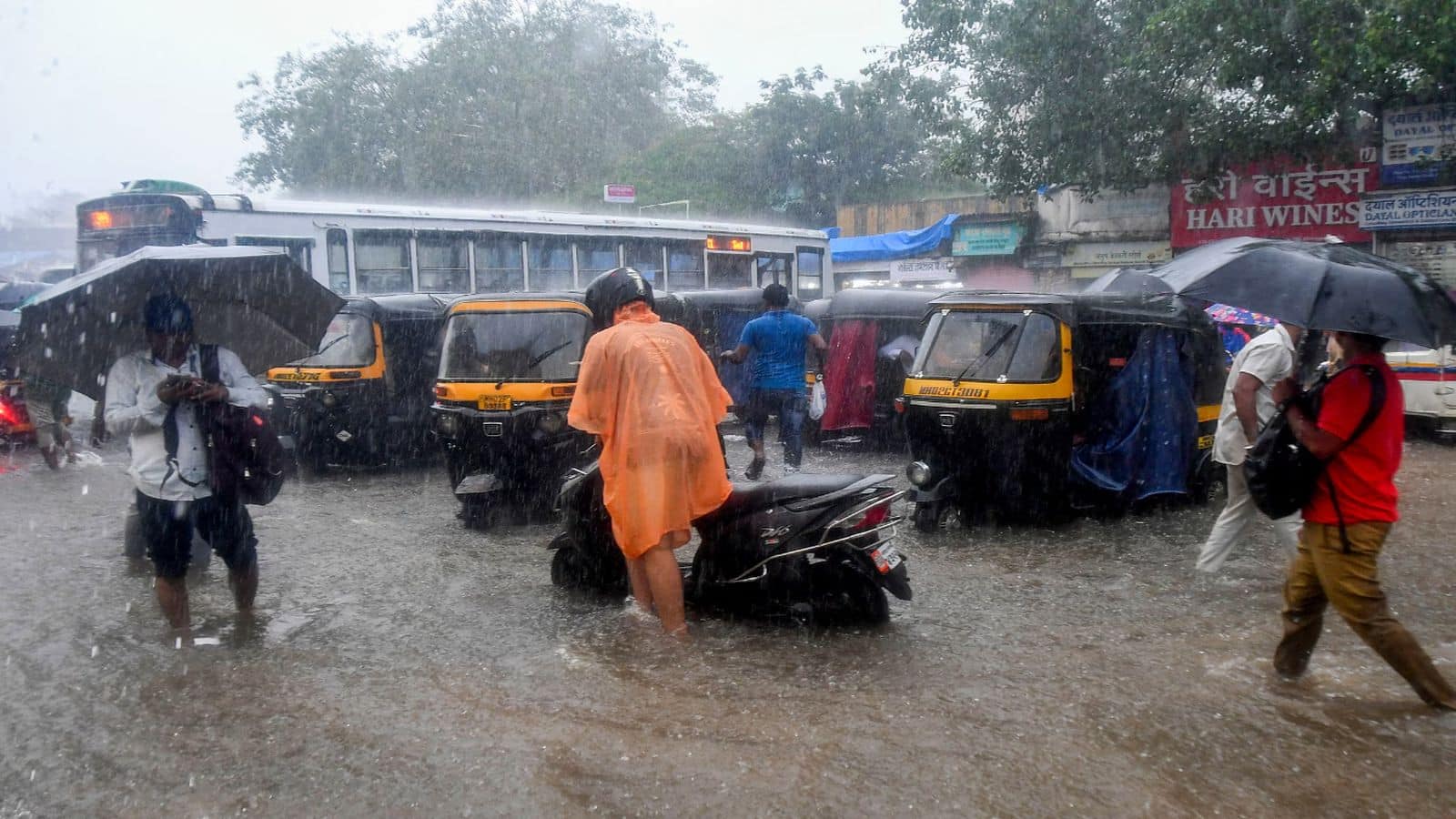Mumbai Rains Alert: मानसून से पहले ही मुंबई में मूसलाधार बारिश! IMD ने जारी किया रेड अलर्ट, देरी से चल रही हैं लोकल ट्रेनें