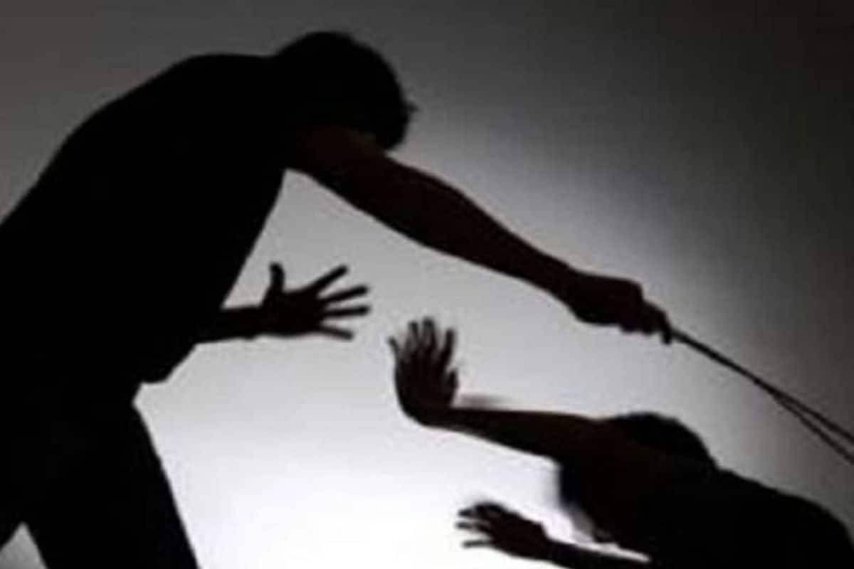Viral Video: इस बात पर पड़ोसियों ने महिला पर कर दी डंडों की बारिश, खंडवा से आया हैरान करने वाला वीडियो