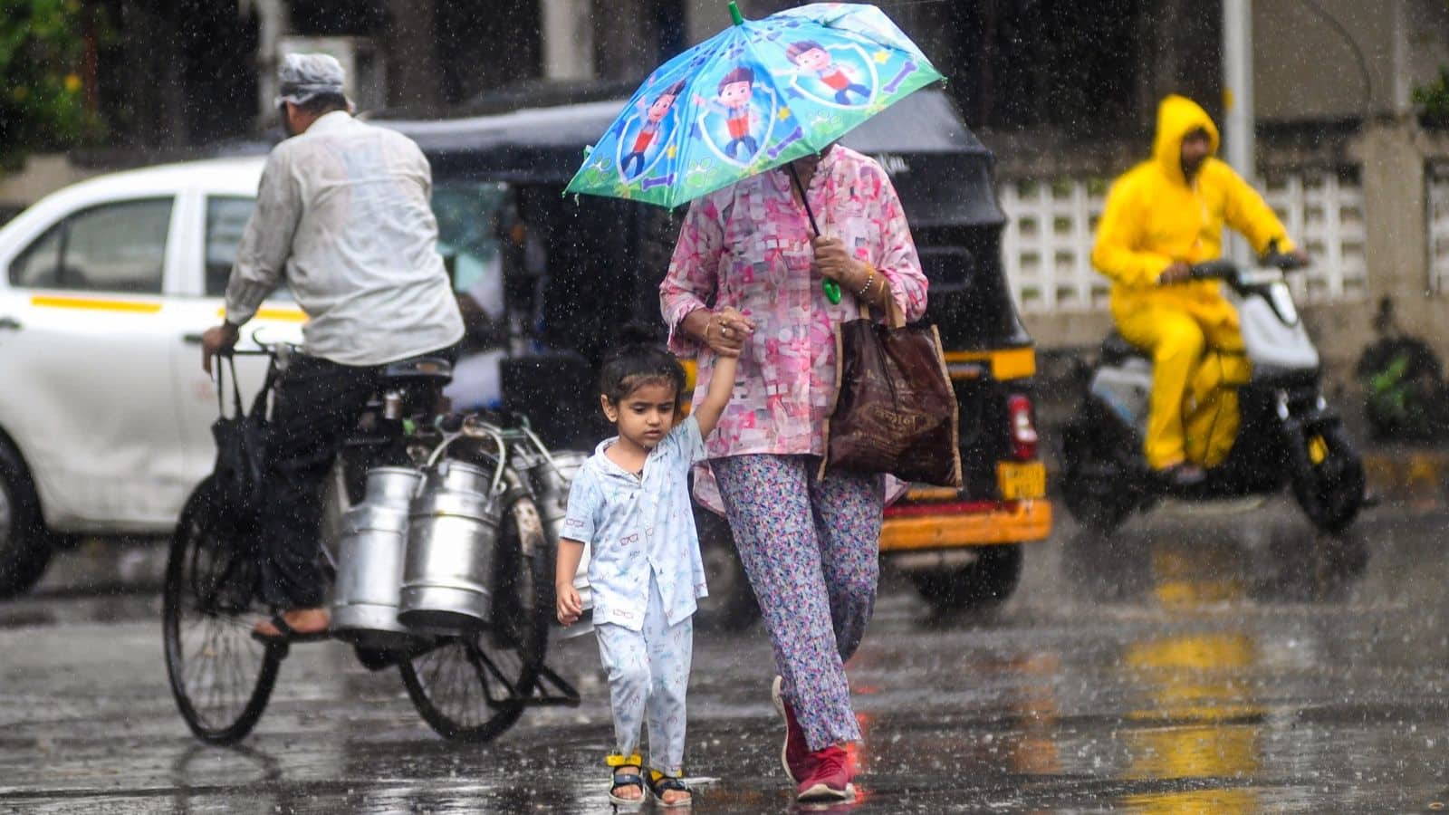 Mumbai Rain: मुंबई की रफ्तार पर बारिश ने लगाया ब्रेक, सड़कों पर पानी का सैलाब