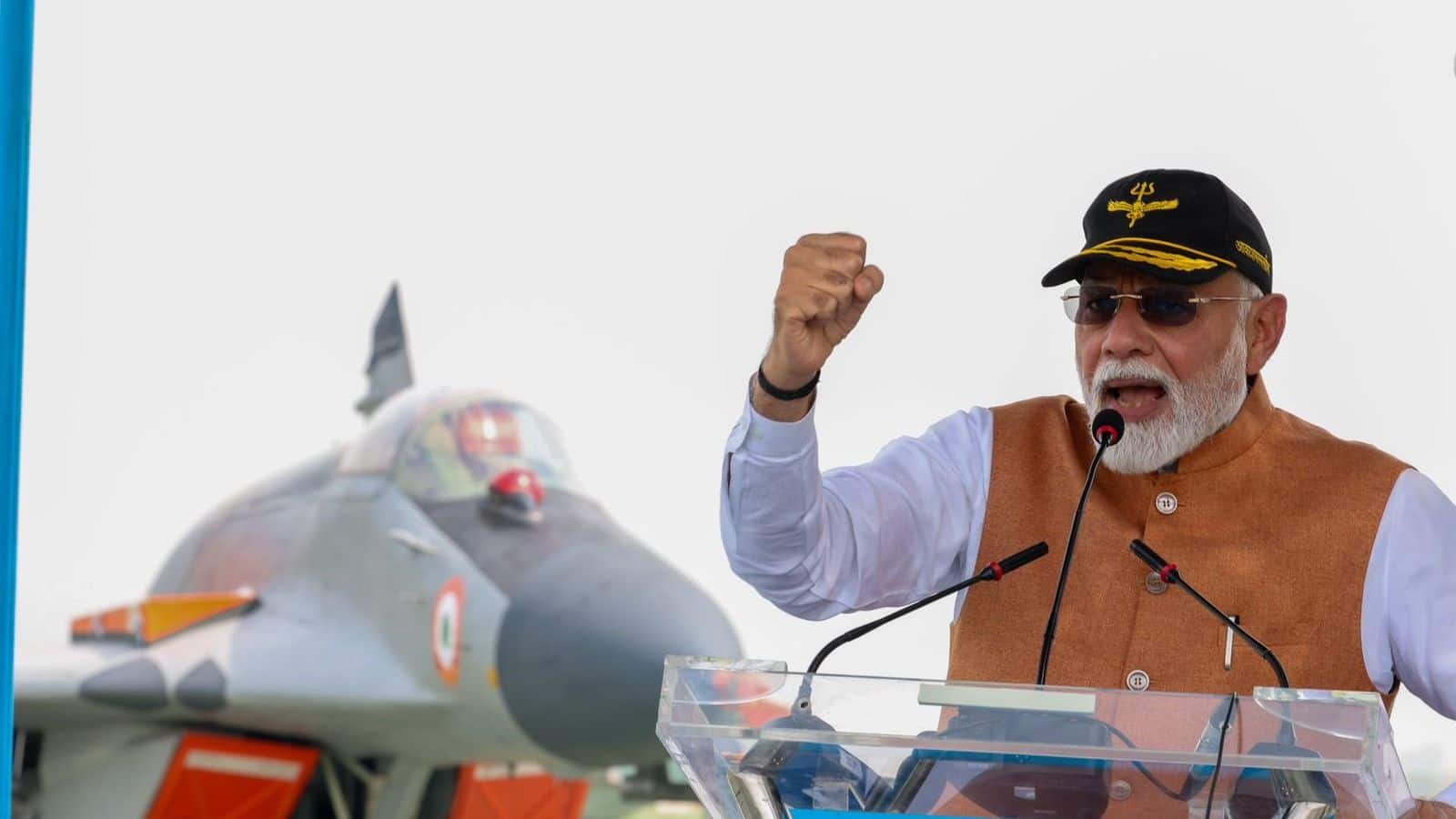 PM Modi Adampur visit: हमारी फौजें न्यूक्लियर ब्लैकमेल की धमकी की हवा निकाल देती हैं- PM मोदी