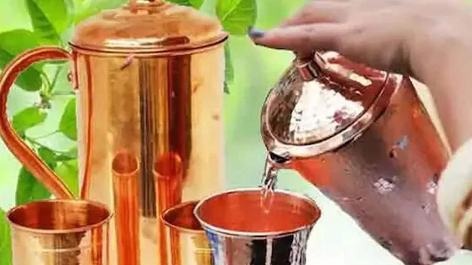 हेल्दी रहने के चक्कर में न बिगाड़ लें सेहत, तांबे के बर्तन में पानी पीते समय रखें इन बातों का ध्यान
