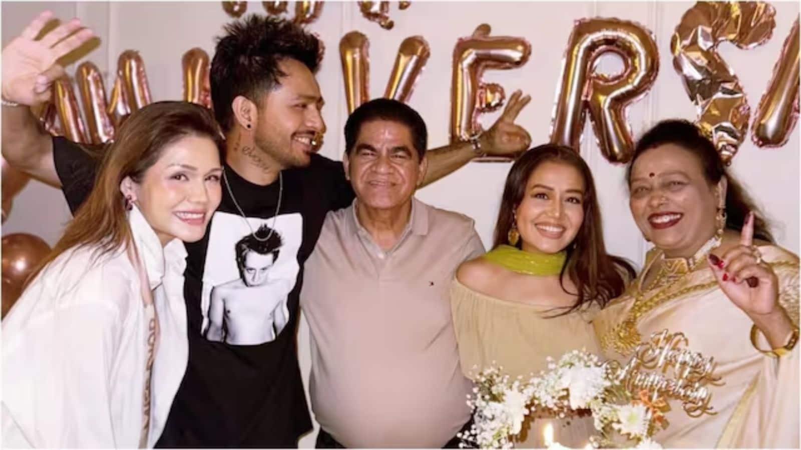 National-Sonu Kakkar: पेरेंट के एनिवर्सिरी पर एक हुई कक्कड़ फैमिली, एक साथ दिखे नेहा- सोनू और टोनी कक्कड़, सामने आई तस्वीरें – #INA