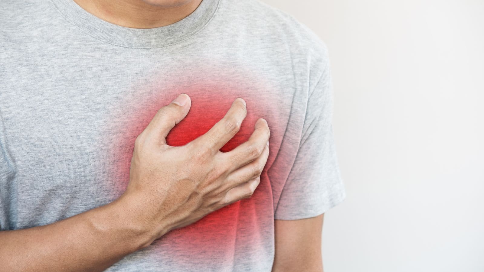 Heart Attack: हार्ट अटैक से पहले शरीर देता है अलर्ट, इन लक्षणों को न करें नजरअंदाज, जानें कैसे बच सकती है जान