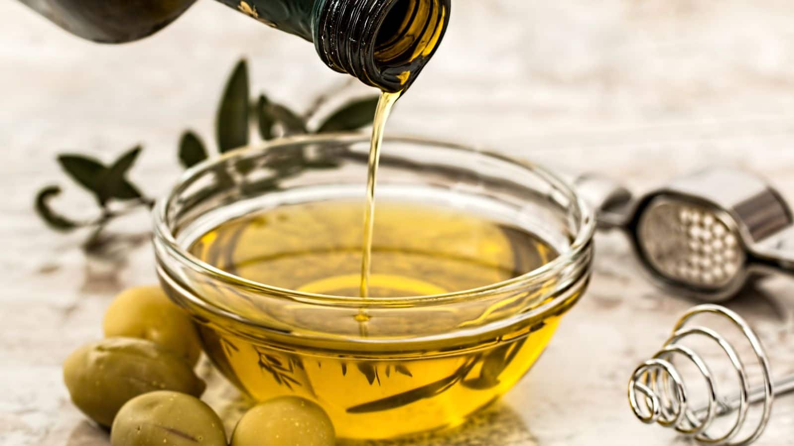 Olive Oil: खाली पेट ऑलिव ऑयल पीने से मिलते हैं गजब के 7 फायदे, जानिए कैसे