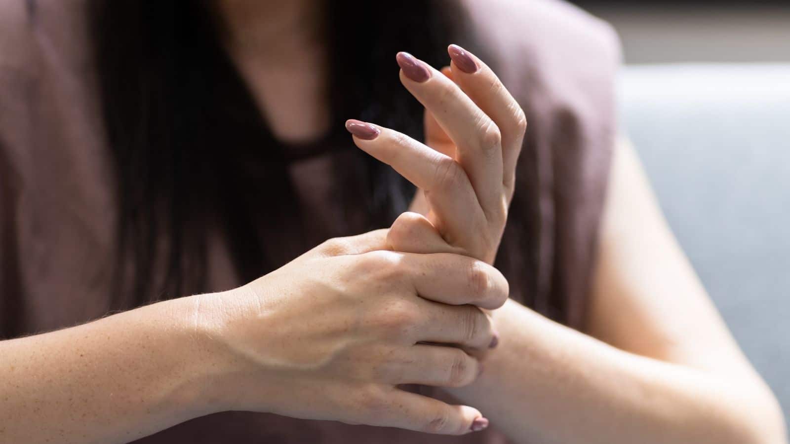 Cracking Fingers: उंगलियां चटकाने की लत बन सकती है जोड़ों की सबसे बड़ी दुश्मन, जानिए कैसे