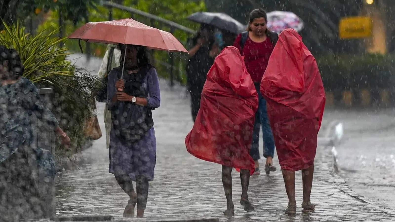 Delhi Heavy Rain: दिल्ली में आसमान से बरसी आफत, घर गिरने से एक ही परिवार के 4 लोगों की दर्दनाक मौत
