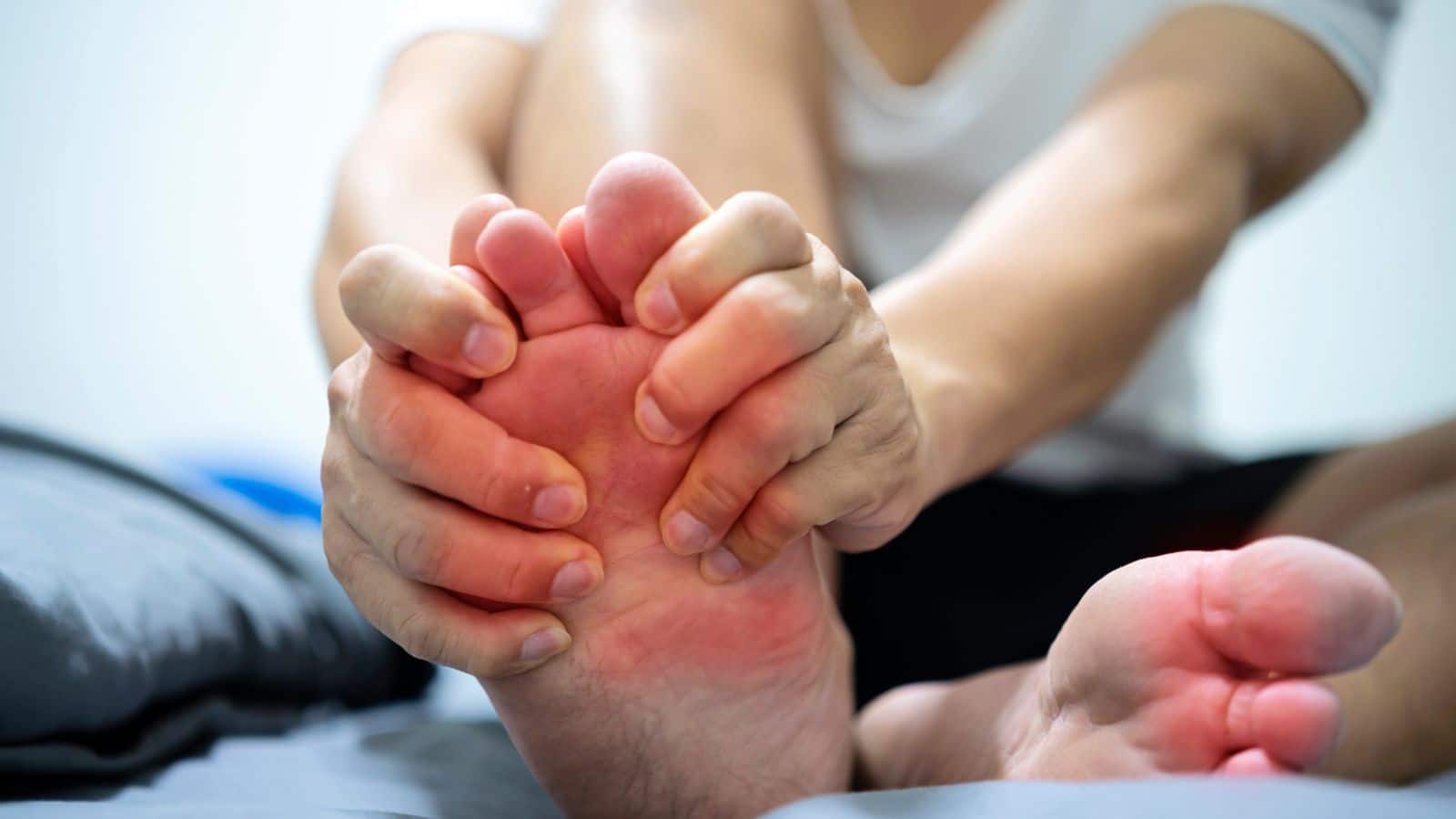 Uric Acid:  हाई यूरिक एसिड चुपचाप कर रहा है शरीर को नुकसान, इन 5 संकेतों से करें पहचान