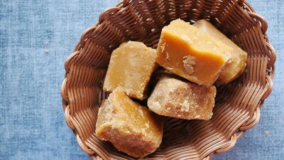 Winter Jaggery Tips: गुड़ पूरी तरह पिघलाना है, तो डबल बॉयलर मेथड सबसे सुरक्षित है।