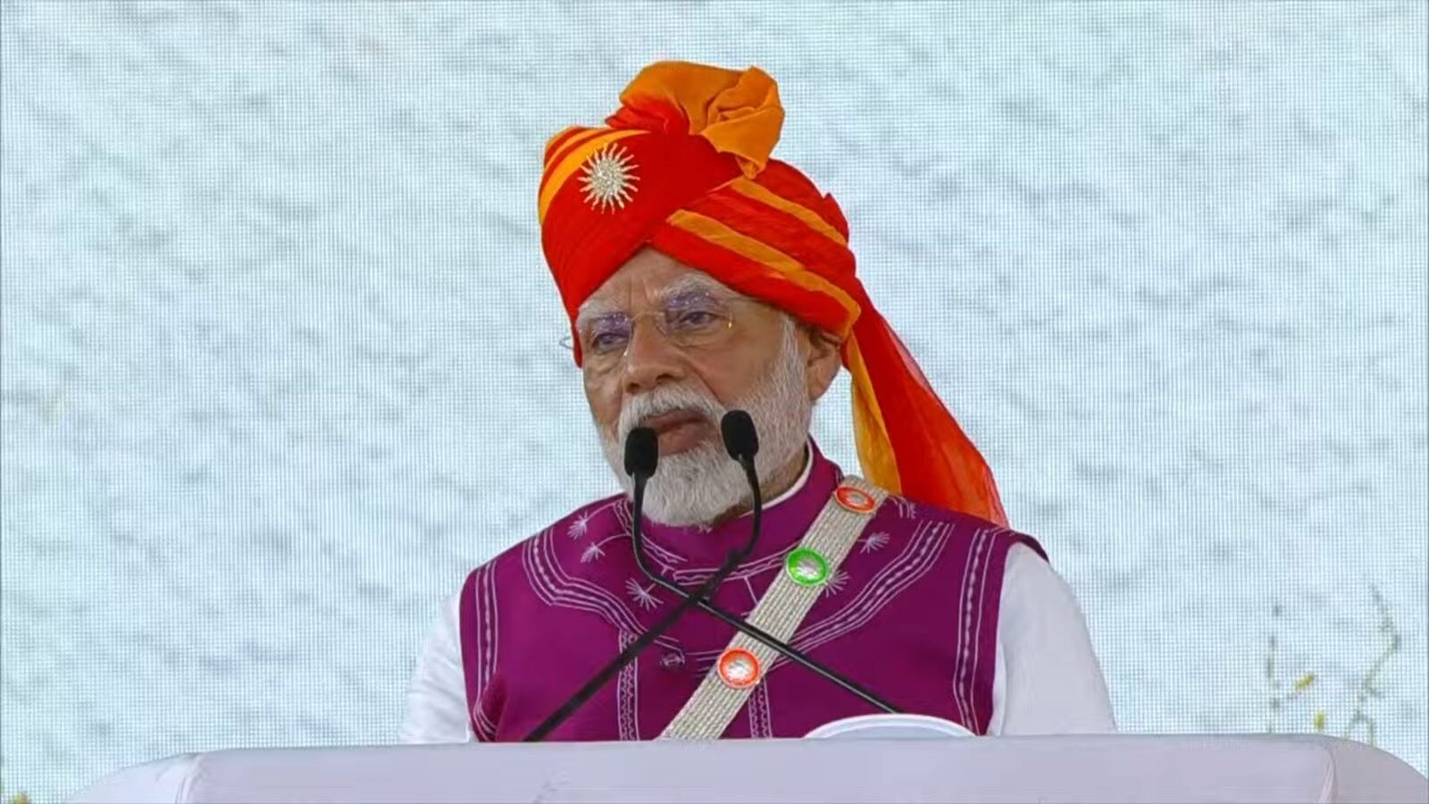 Pm Modi Gujarat Visit: 'आतंकवाद प्रॉक्सी वॉर नहीं, सोची-समझी युद्ध की  रणनीति है'; पाकिस्तान पर फिर बरसे पीएम मोदी - Pm Modi Gujarat Visit  Terrorism Is Not A Proxy War It Is
