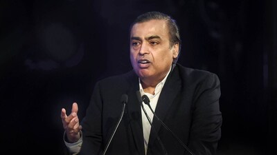 मुकेश अंबानी ने कहा पिछले पांच-छह दशकों से भारतीयों ने लगातार बचत की है,लेकिन वह प्रोडक्टिव नहीं रही है। JioBlackrock हमें यह मौका देता है कि हम भारतीयों को बचत करने के लिए प्रोत्साहित करें और उन्हें उन बचत को कमाई में बदलने का ऑप्शन दें