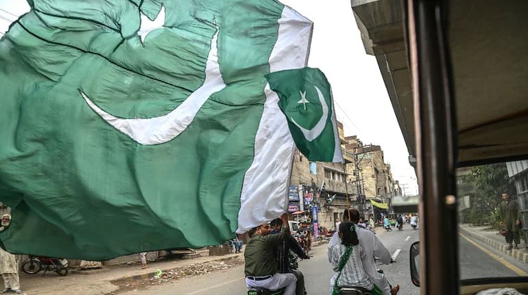 Pakistan economy: पाकिस्तान अगर लड़ाई जारी रखता है तो वह बहुत जल्द दिवालिया हो जाएगा