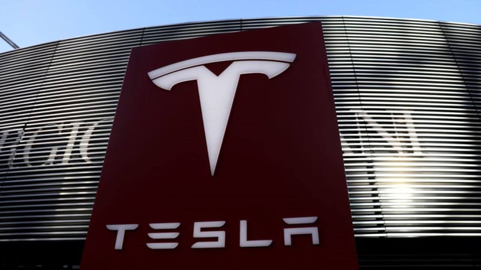 Tesla India के हेड प्रशांत मेनन ने दिया इस्तीफा, बोर्ड के चेयरमैन के पद से भी हटे