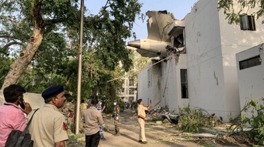 Ahmedabad Plane Crash: अहमदाबाद एयरपोर्ट से लंदन जा रही एयर इंडिया का विमान उड़ान भरते ही क्रैश हो गया
