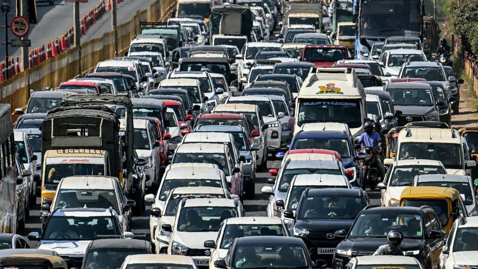 Bengaluru Traffic News: बेंगलुरु में लगा महाजाम! 12 किमी का सफर 3 घंटे में  पूरा, सड़कों पर घंटों रेंगती रही गाड़ियां - bengaluru traffic jam news 3  hours for 12 km without
