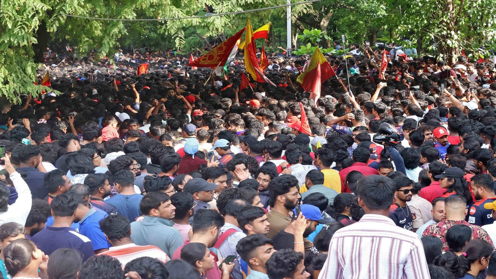 Bengaluru Stampede: बेंगलुरु भगदड़ मामले में केस दर्ज, लेकिन कोई आरोपी नहीं! इन 11 मौत का कसूरवार कौन?