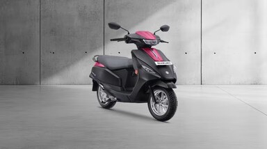 Electric Scooters India Launch: आप आने वाले 8-9 महीनों में हम सुजुकी और यामाहा जैसे नए ब्रांडों को भारत में इलेक्ट्रिक स्कूटर सेगमेंट में उतरते हुए देखेंगे। इस साल की शुरुआत में होंडा ने भारतीय बाजार में Activa E और QC1 स्कूटर मॉडल के साथ इलेक्ट्रिक टू-व्हीलर सेगमेंट में कदम रखा। वहीं, सुजुकी ने जनवरी में 2025 भारत मोबिलिटी ग्लोबल एक्सपो में अपना पहला इलेक्ट्रिक स्कूटर e-Access पेश किया। e2w सेगमेंट में शीर्ष दो खिलाड़ियों बजाज और TVS ने घरेलू बाजार में क्रमशः चेतक और iQube के नए वेरिएंट भी लॉन्च किए। आने वाले 6 महीने और भी रोमांचक होने वाला है। कई इलेक्ट्रिक स्कूटर भारतीय सड़कों पर उतरने के लिए तैयार हैं। आइए इन मॉडलों के बारे में विस्तार से जानते हैं
