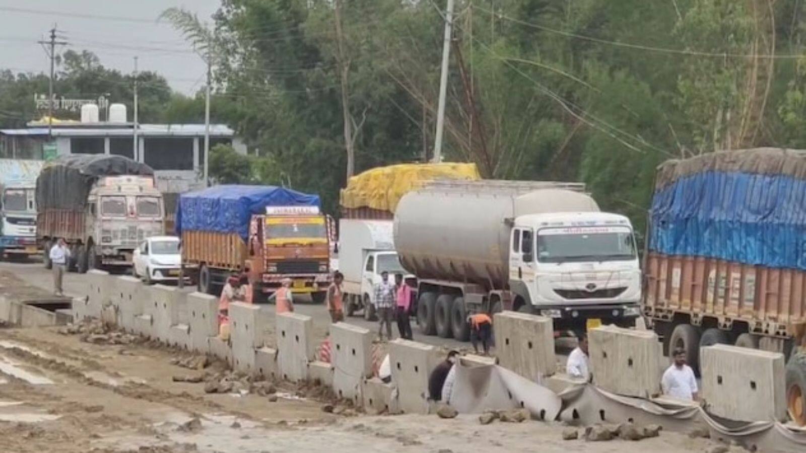 National-मध्यप्रदेश के इंदौर में 32 घंटे का भीषण ट्रैफिक जाम, फंसे रहने से तीन लोगों की गई जान – #INA