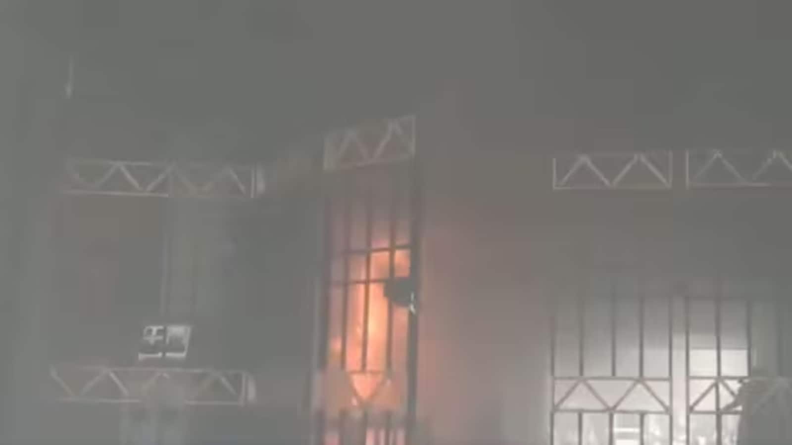 Mumbai Fire: मुंबई के चर्चगेट रेलवे स्टेशन पर एक दुकान में लगी आग, धुआं उठने के बाद मची अफरा-तफरी
