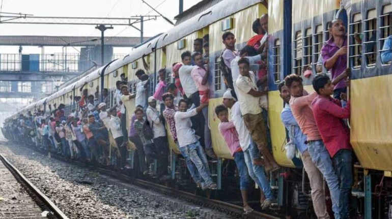 Mumbai Local Train Accident: मुंब्रा और दिवा स्टेशनों के बीच कैसे हुआ  हादसा? सामने आ गई वजह! - how mumbai local train accident happened between  mumbra and diva stations | Moneycontrol Hindi