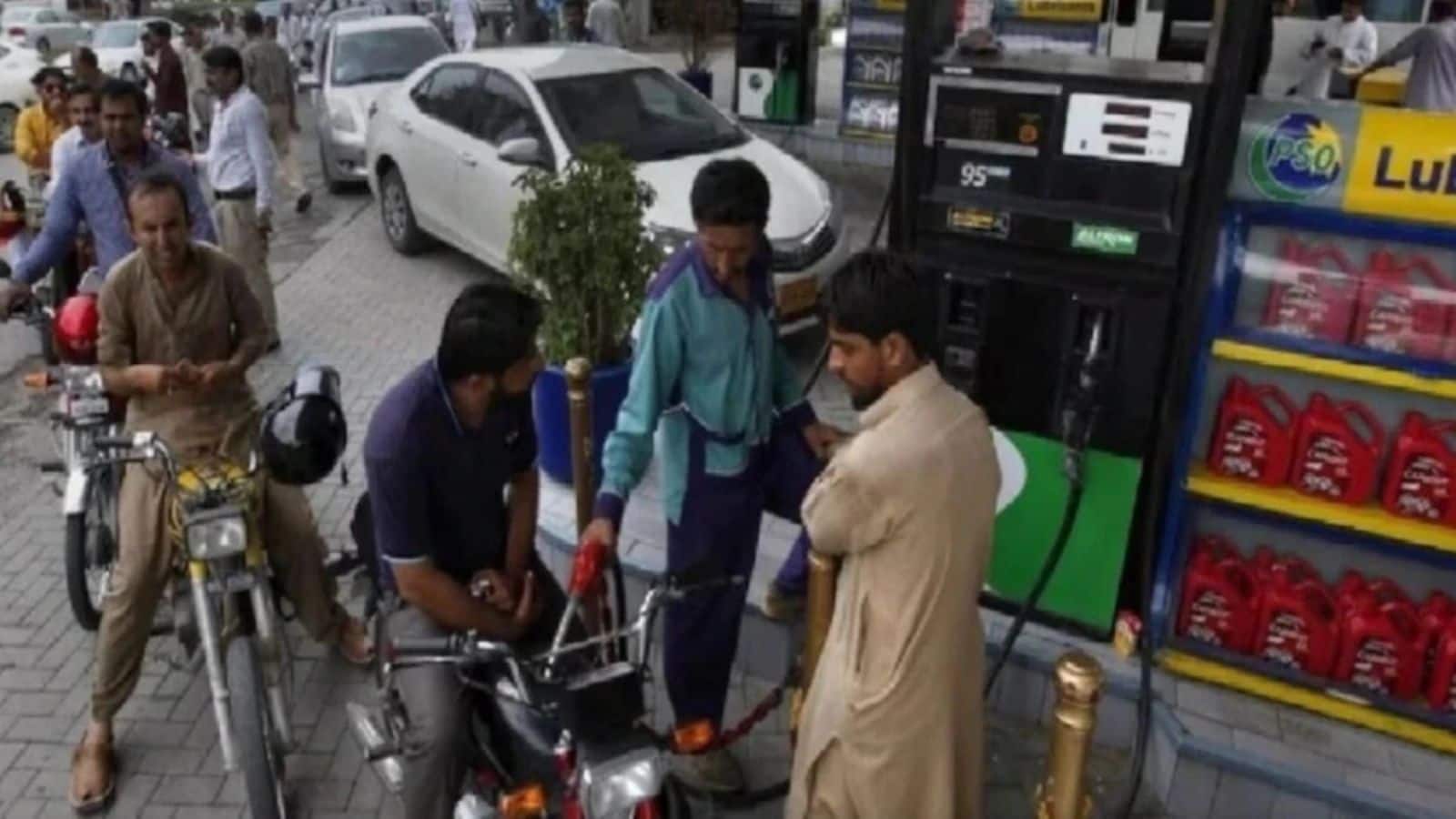 Pakistan: शहबाज शरीफ ने अपनी जनता पर फोड़ा पेट्रोल बम! आम लोगों की जेब ...