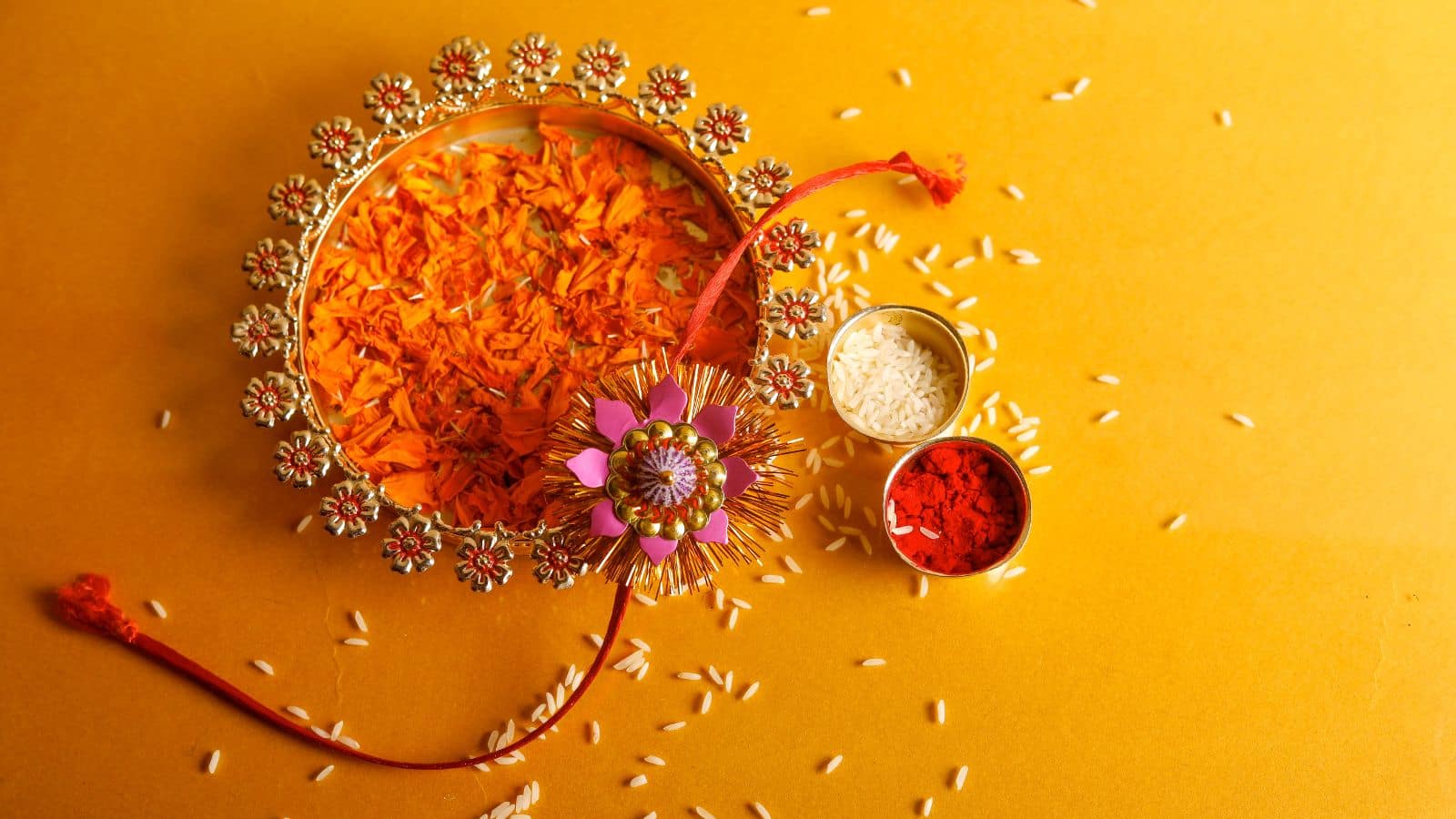 Raksha Bandhan 2025: इस बार भद्रा नहीं है, लेकिन भाई को राहुकाल में न बांधें राखी