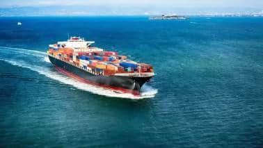GE Shipping । मौजूदा भाव: ₹993.00 (+1.93%)  Shipping Corporation of India (SCI) । मौजूदा भाव: ₹231.70 (+12.26%)   इजरायल और ईरान के बीच जंग छिड़ने के चलते एशियाई मार्केट धराशायी हो गया तो दूसरी तरफ शिपिंग कॉरपोरेशन के शेयर इंट्रा-डे में 14.58% उछलकर ₹236.50 और जीई शिपिंग के शेयर इंट्रा-डे में 7.75% बढ़कर ₹1049.70 पर पहुंच गए। इसकी वजह ये है कि अगर लड़ाई जारी रहती है या इसका दायरा फैलता है, तो टैंकर की दरें बढ़ सकती हैं, क्योंकि जहाज मिडिल ईस्ट से दूर रहेंगे। यह इसलिए भी अहम है क्योंकि ईरान से प्रतिदिन 20 लाख बैरल तेल निर्यात करता है, जोकि वैश्विक सप्लाई का 2% है।