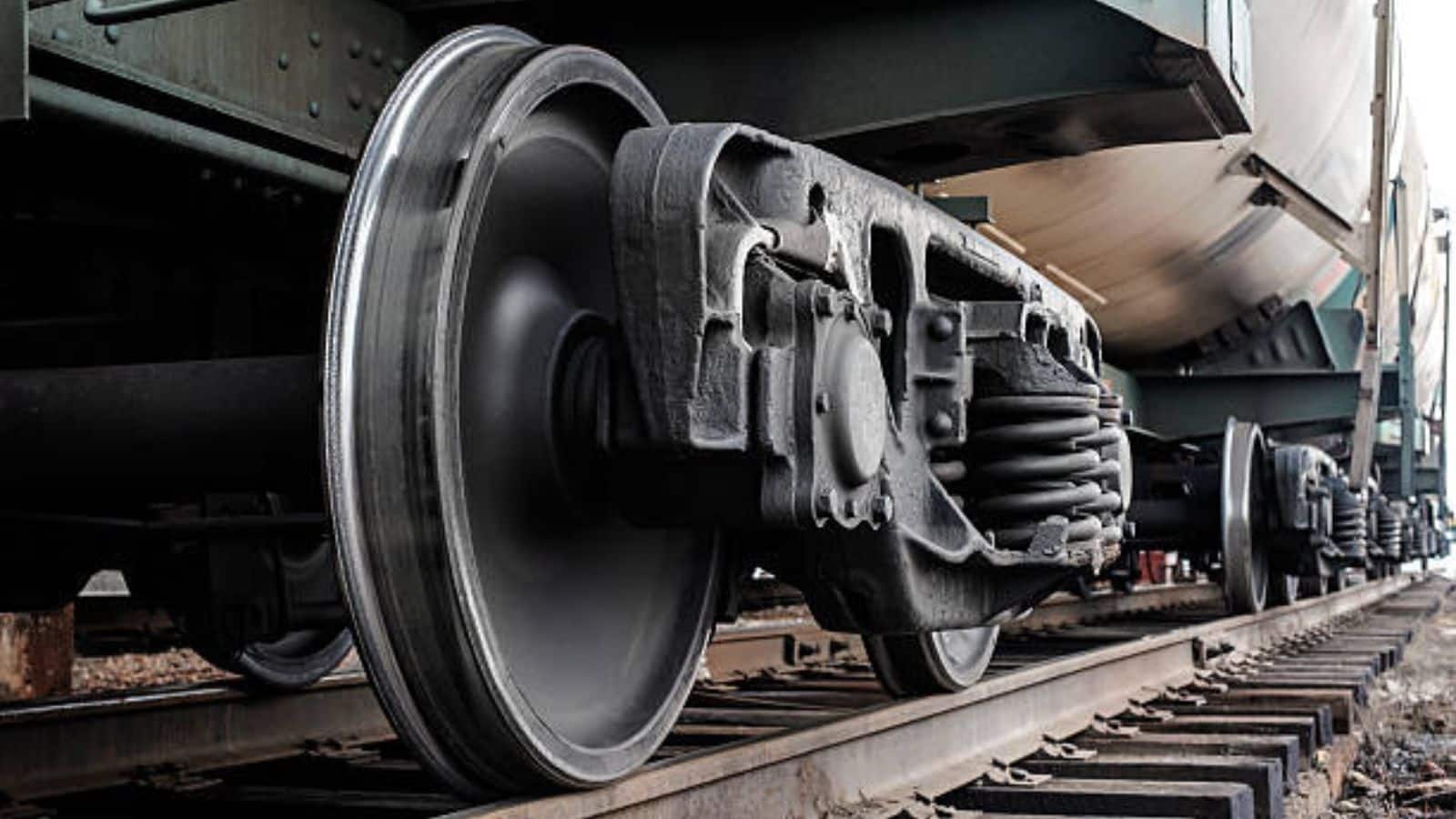 Indian railways: इतना भारी कि 10 लोग भी न उठा पाएं! जानिए ट्रेन के पहिए की कीमत और ताकत