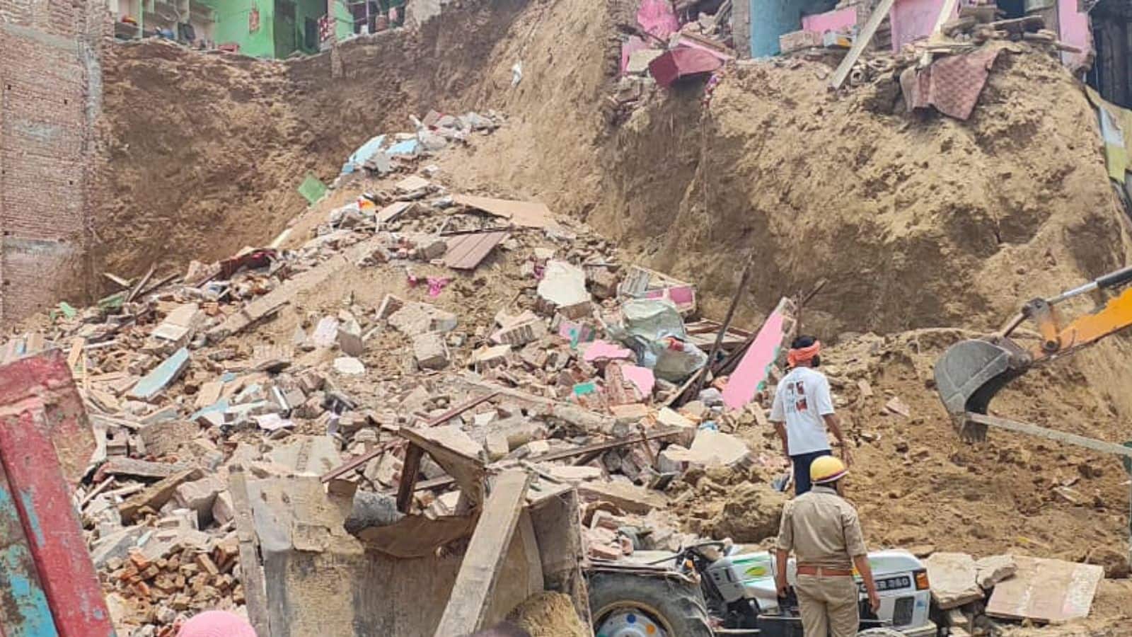 House collapsed in Mathura: ये सभी मकान एक ऊंचे मिट्टी के टीले पर बने हुए थे। अचानक टीला कमजोर होकर धसक गया