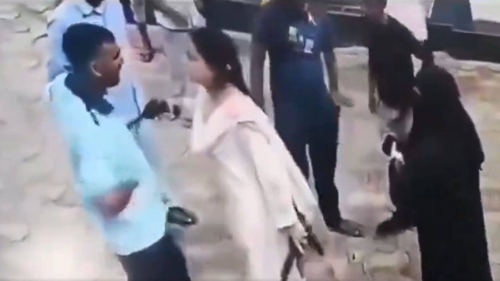 Video: 'इतनी गोलियां मारूंगी' UP में महिला ने CNG स्टेशन के कर्मचारी पर तान दी बंदूक