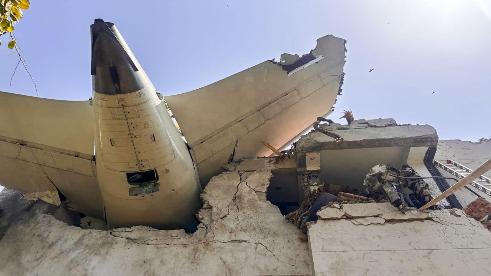 Ahmedabad Plane Crash: क्रैश के बाद उठी आग की लपटों से बुरी तरह जल गया था 8 महीने का मासूम, इलाज जारी Ahmedabad Plane Crash: क्रैश के बाद उठी आग की लपटों से बुरी तरह जल गया था 8 महीने का मासूम, इलाज जारी