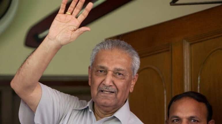 ईरान के हाथ में परमाणु बम थमाने वाला कोई और नहीं बल्कि मानवता का यह बड़ा दुश्मन था, चंद पैसों के लिए बेचा मौत का सामान ईरान के हाथ में परमाणु बम थमाने वाला कोई और नहीं बल्कि मानवता का यह बड़ा दुश्मन था, चंद पैसों के लिए बेचा मौत का सामान