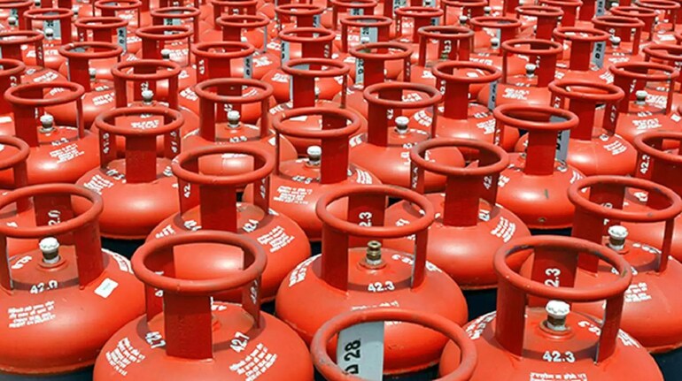 LPG Price Cut: 1 जून से गैस सिलेंडर हुआ सस्ता, कीमत 24 रुपये घटी - lpg  price cut commercial cylinder becomes cheaper by rs 24 new rates effective  from june 1 | Moneycontrol Hindi