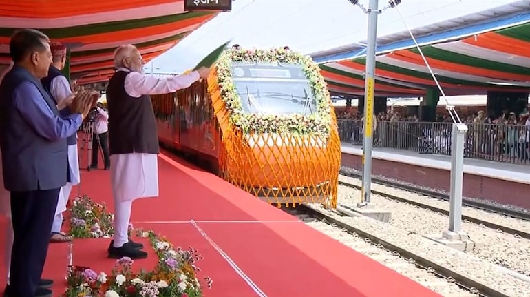 पीएम मोदी ने कटरा-श्रीनगर वंदे भारत एक्सप्रेस को दिखाई हरी झंडी