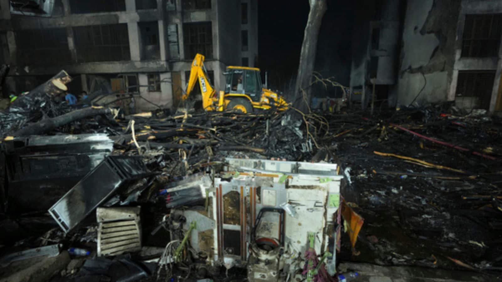 हादसे के 96 घंटे बाद भी क्रैश साइट पर धीरे-धीरे मलबे के हटाने का काम चल रहा है। 