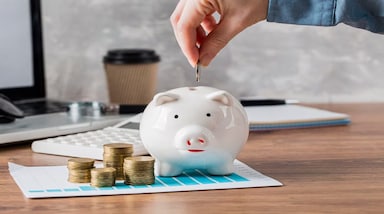 2025 में सिर्फ बैंक में पैसा रखने से आप अमीर नहीं बन सकते। 