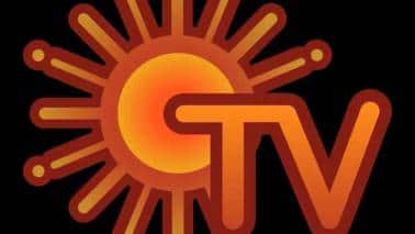Sun TV Network । मौजूदा भाव: ₹606.80 (-1.09%) शेयरहोल्डिंग स्ट्रक्चर को लेकर मारन बंधुओं- दयानिधि मारन और कलानिधि मारन के बीच विवाद की रिपोर्ट्स पर सन टीवी नेटवर्क के शेयर आज इंट्रा-डे में 5.21% टूटकर ₹581.55 पर आ गए। पूर्व केंद्रीय मंत्री और डीएमके सांसद दयानिधि मारन ने अपने भाई और सन टीवी नेटवर्क के चेयरमैन कलानिथि मारन को लीगल नोटिस भेजा है। इस नोटिस में कलानिथि पर धोखाधड़ी, चीटिंग और मनी लॉन्ड्रिंग जैसे गंभीर आरोप लगाए गए हैं। नोटिस में मांग की गई है कि सन टीवी नेटवर्क की शेयरहोल्डिंग को वर्ष 2003 की मूल संरचना के अनुसार बहाल किया जाए।