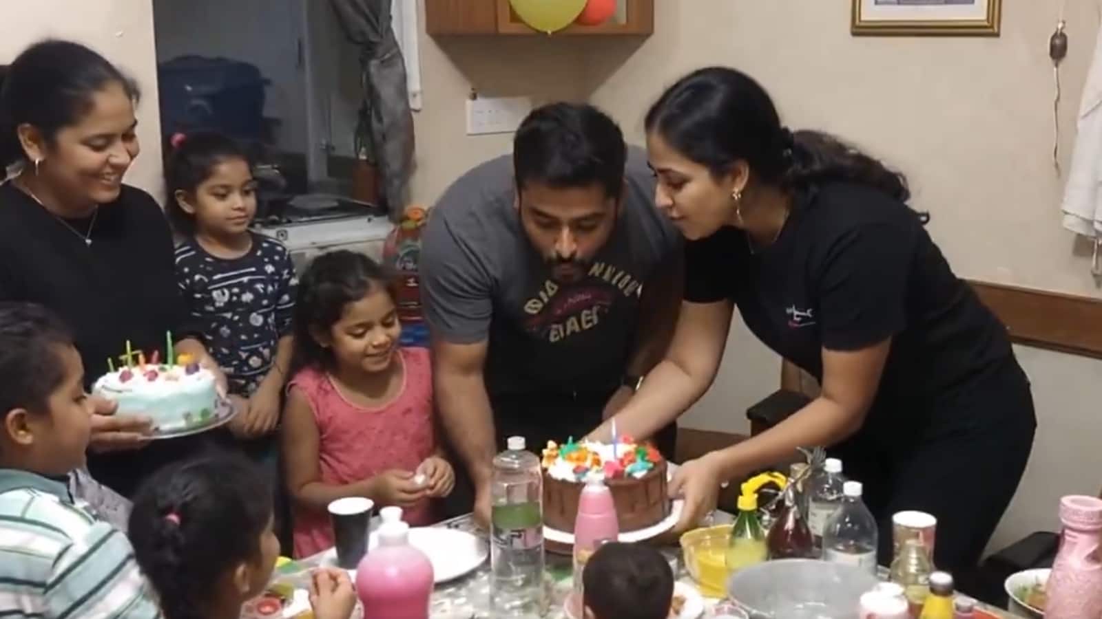 AI की मदद से बना बर्थडे सेलिब्रेशन का वीडियो, नहीं पहचान पाएंगे रियल है या फेक AI की मदद से बना बर्थडे सेलिब्रेशन का वीडियो, नहीं पहचान पाएंगे रियल है या फेक