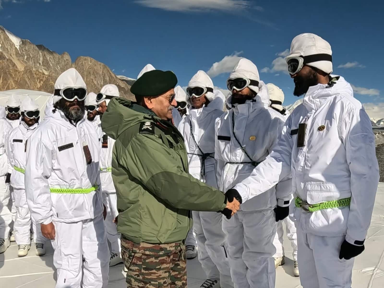 Siachen: अचानक सियाचिन पहुंचे आर्मी चीफ उपेन्द्र द्विवेदी, फॉरवर्ड पोस्ट का किया दौरा