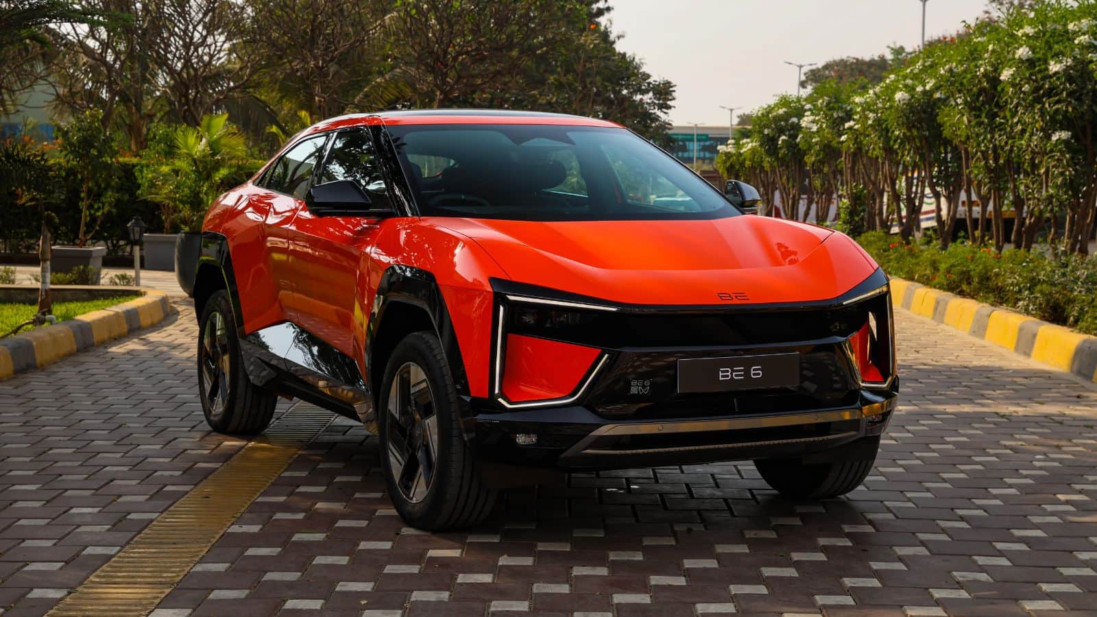  डिजाइन में ज्यादा बदलाव नहीं: Mahindra इन हाइब्रिड मॉडल्स के बाहरी और आंतरिक डिजाइन में शायद ही कोई बड़ा बदलाव करेगी। उम्मीद है कि ये इलेक्ट्रिक मॉडल्स के जैसे ही दिखेंगे, लेकिन कुछ नए फीचर्स और कलर ऑप्शन्स जरूर देखने को मिल सकते हैं जो इन्हें थोड़ा अलग लुक देंगे।