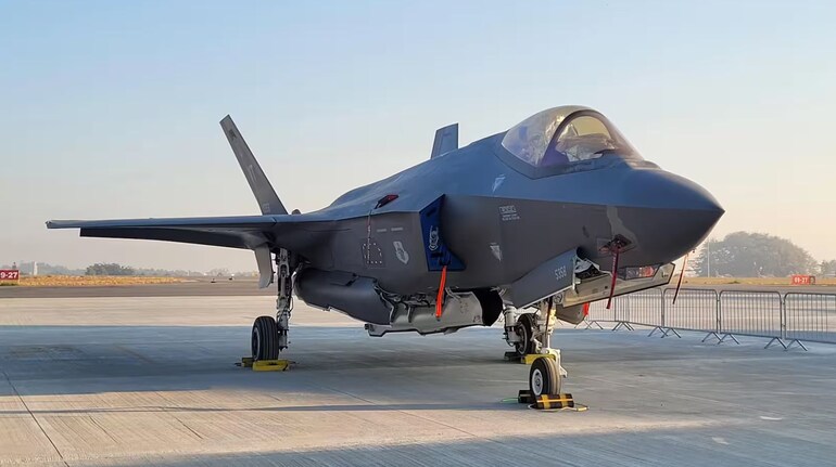 British Fighter Jet: ब्रिटिश F-35 फाइटर जेट की पार्किंग से तिरुवनंतपुरम  एयरपोर्ट की हो रही लाखों में कमाई! - how much thiruvananthapuram airport is  earning from british royal navy f 35 ...
