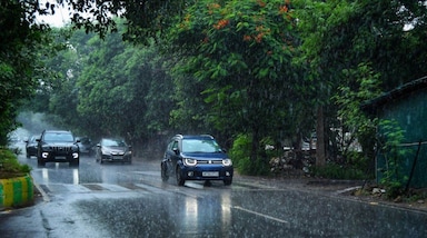 how to Take Care of Car in Rainy Season:
देश में मॉनसून अपना रंग दिखाना शुरू कर दिया है। कई इलाकों में झमाझम बारिश से जलभराव की स्थिति देखने को मिल रही है। बारिश का मौसम जितना सुहावना होता है, उतना ही यह आपकी गाड़ी के लिए चुनौती भरा भी हो सकता है। सड़कों पर पानी का भरना, कीचड़ और कम विजिबिलिटी इन सबका असर आपकी कार की परफॉर्मेंस और सेफ्टी पर पड़ सकता है। जिस कारण गाड़ी को ज्यादा देखभाल की जरूरत होती है। अगर आप चाहते हैं कि बारिश में भी आपकी गाड़ी बढ़िया चले और आप सुरक्षित रहें, तो आप कुछ टिप्स अपना सकते हैं।